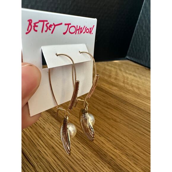 NWT Betsey Johnson Seashell Drop Earrings - Picture 2 of 4